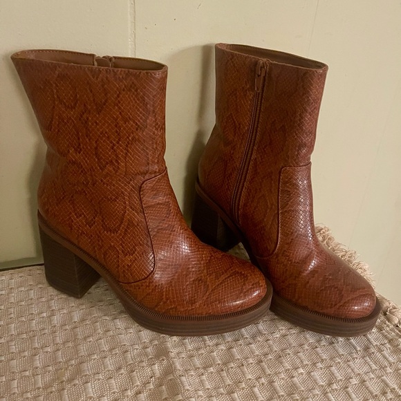 Universal Thread Jenna Platform Boots Brown Snakeskin Faux Leather 6 US - Picture 4 of 6